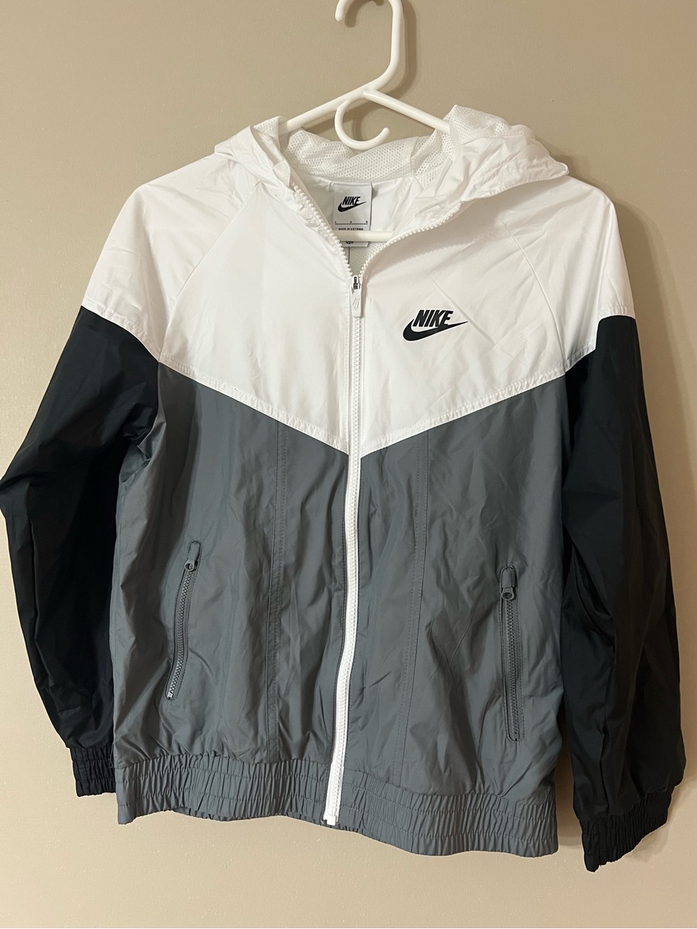 Nike Sportswear Windrunner Hooded Repel Jacket white gray black